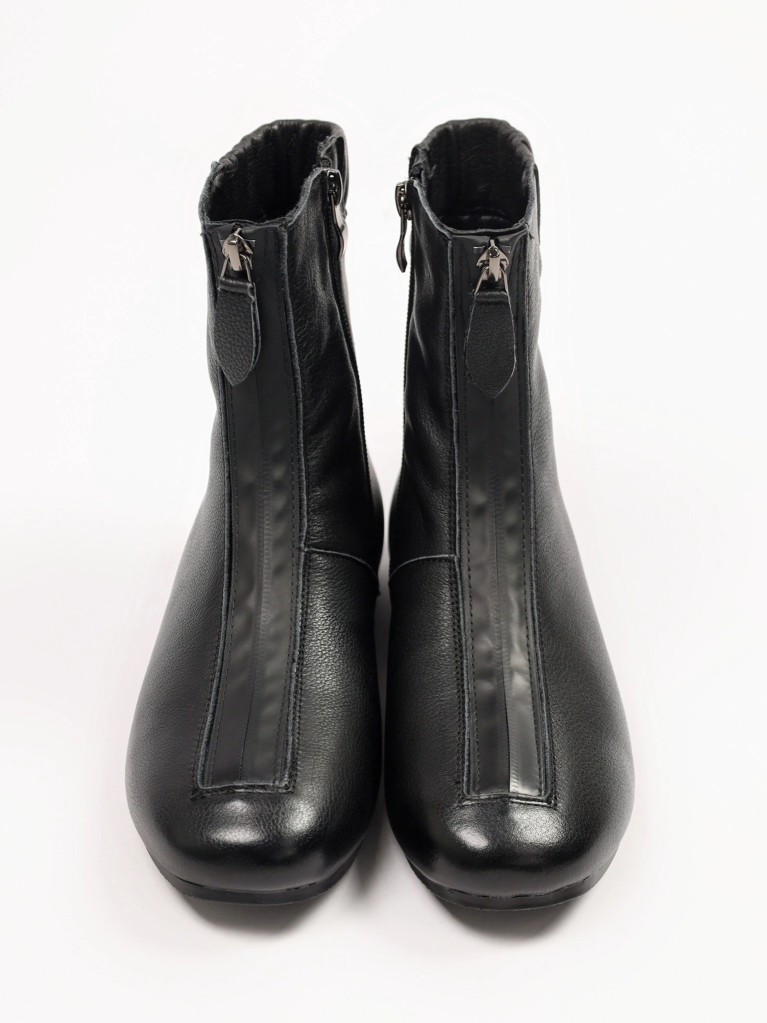 Ботинки черного цвета с декоративным замком спереди